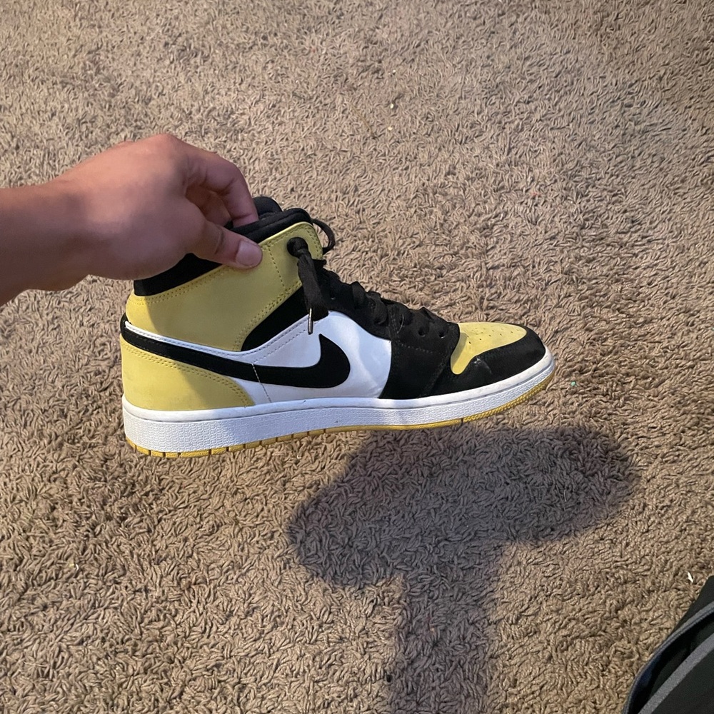 Air Jordan 1 Retro High OG – Yellow, White & Black